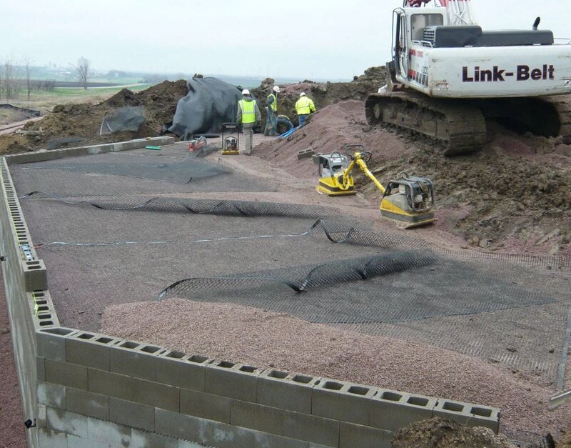 Solmax Miragrid XT geogrid reinforcing a large retaining wall
